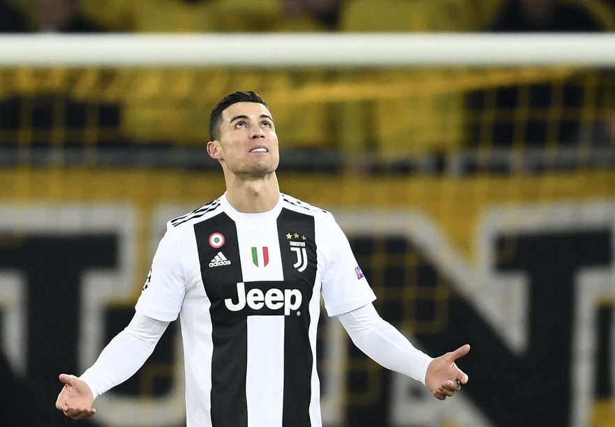 为什么外野手追飞球时需要用余光精准判断离全垒打墙的物理距离