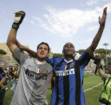 K联赛球队浦项铁人官方社媒账号发布公告称，球队中...