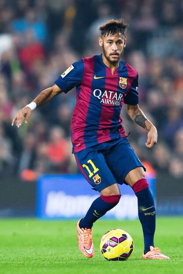 阿根廷队2026年世界杯球衣：经典蓝白条纹+黑色三道杠配饰