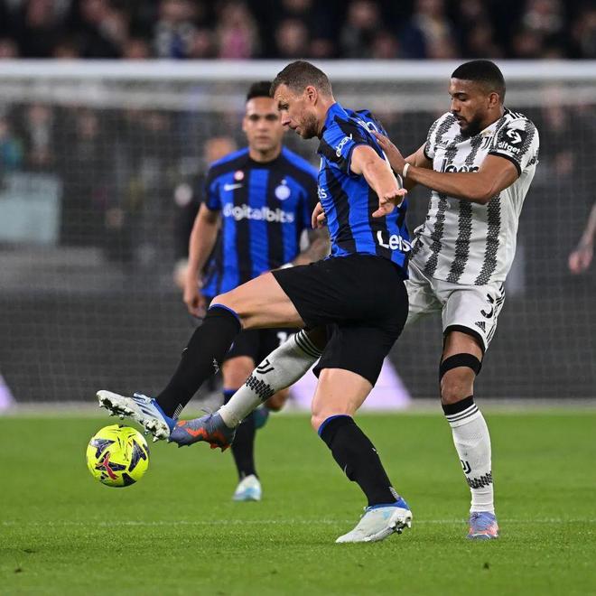 波士顿红袜队球迷在芬威球场合唱《Sweet Caroline》成为赛场的保留节目